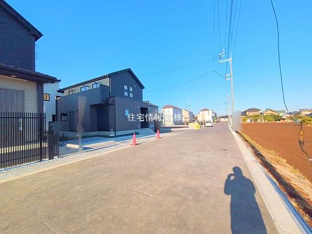 前面道路を含めた現地写真です。