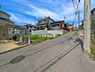 外観：前面道路を含めた現地写真です。