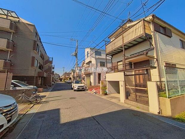 前面道路を含めた現地写真です。