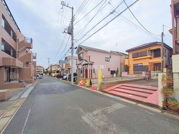 前面道路を含めた現地写真です。