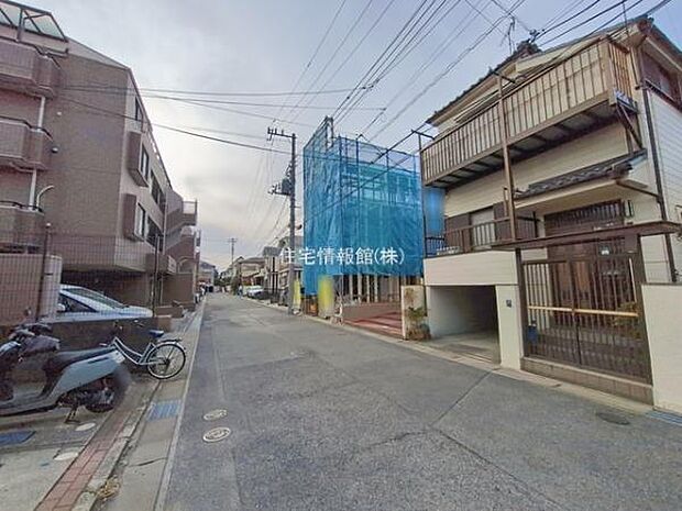 前面道路を含めた現地写真です。