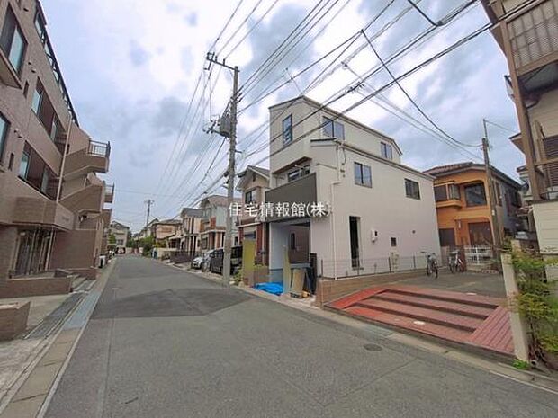 前面道路を含めた現地写真です。