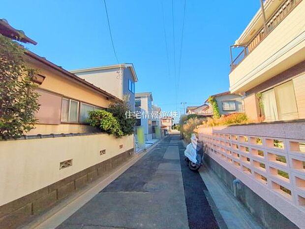 前面道路を含めた現地写真です。