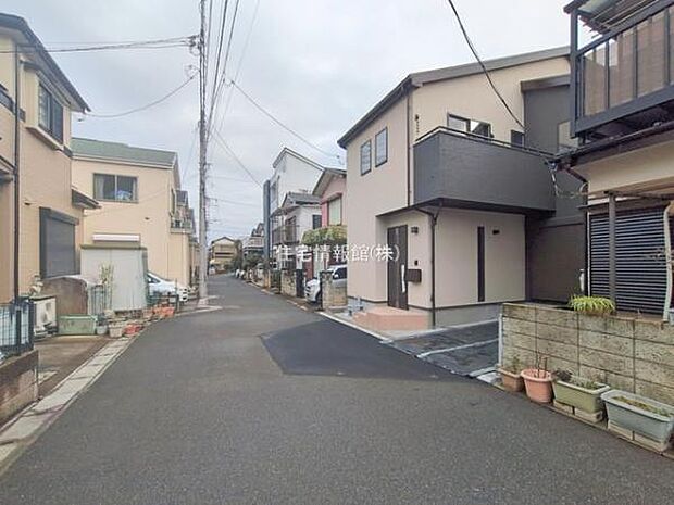 前面道路を含めた現地写真です。