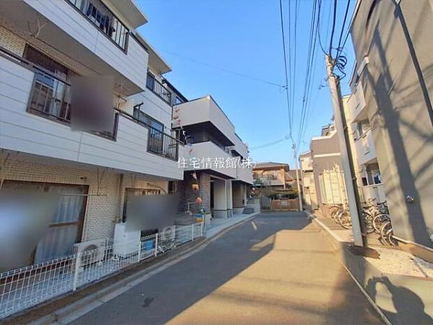 前面道路を含めた現地写真です。