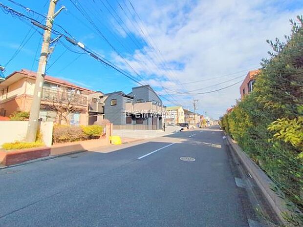 前面道路を含めた現地写真です。