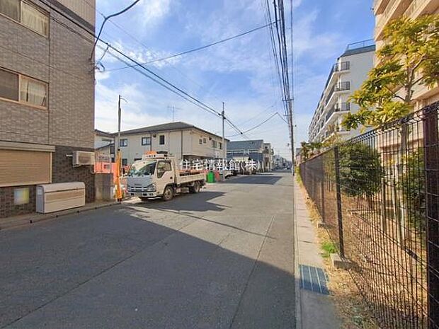 前面道路を含めた現地写真です。