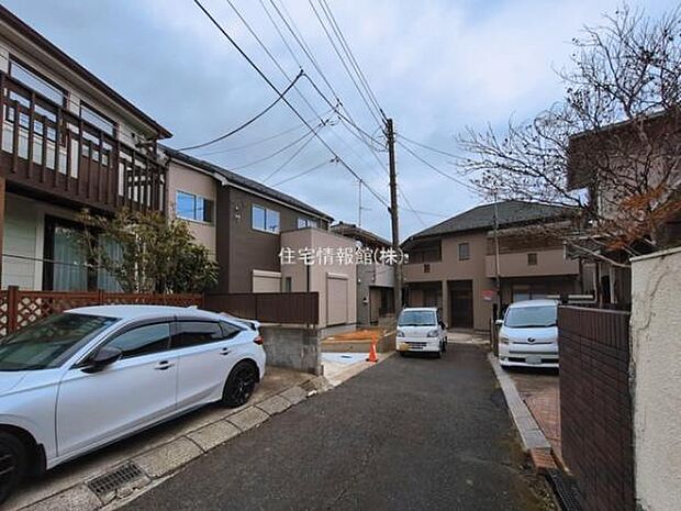 前面道路を含めた現地写真です。