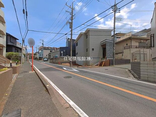 前面道路を含めた現地写真です。