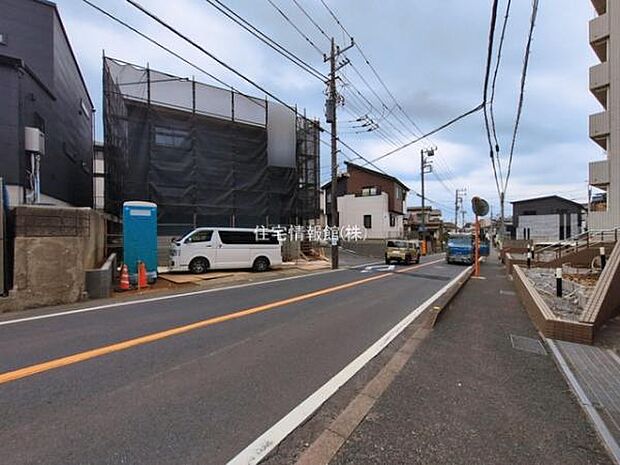 前面道路を含めた現地写真です。