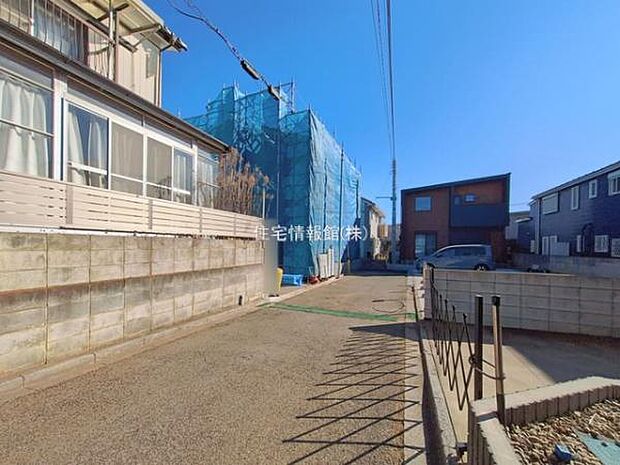 前面道路を含めた現地写真です。