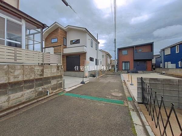 前面道路を含めた現地写真です。