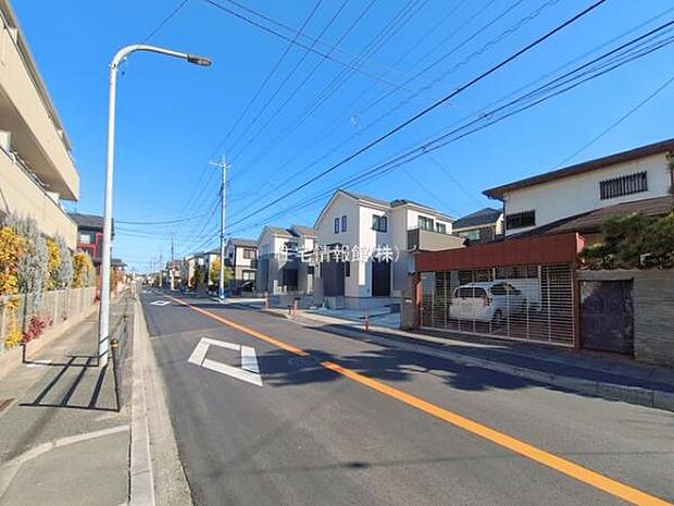前面道路を含めた現地写真です。