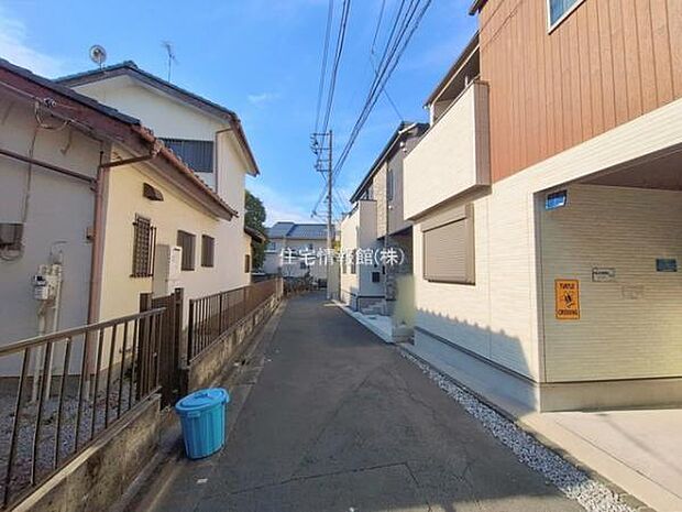 前面道路を含めた現地写真です。