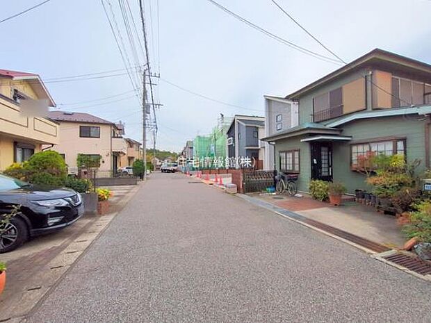 前面道路を含めた現地写真です。