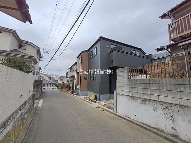 前面道路を含めた現地写真です。