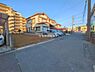 外観：前面道路を含めた現地写真です。
