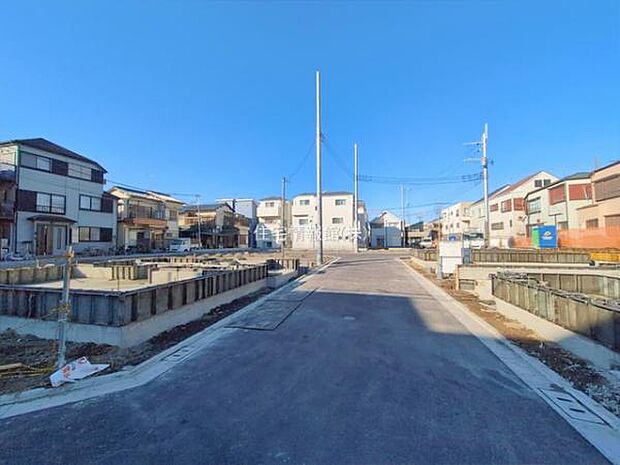 前面道路を含めた現地写真です。