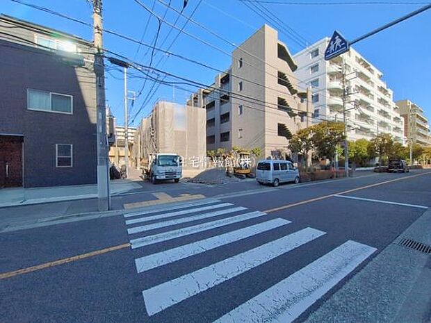前面道路を含めた現地写真です。
