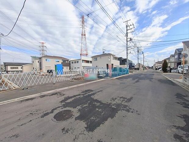 前面道路を含めた現地写真です。