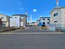 外観：前面道路を含めた現地写真です。