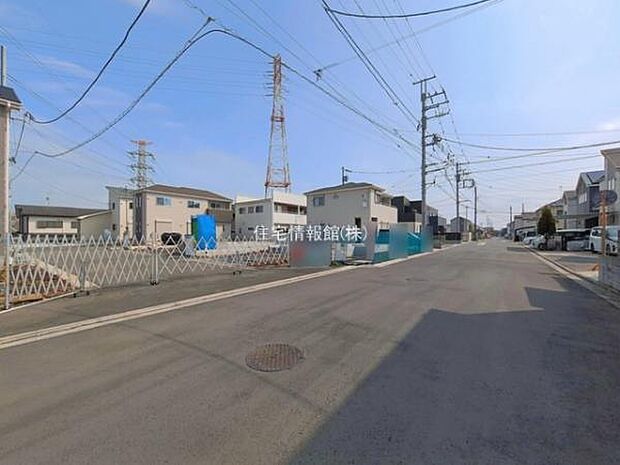 前面道路を含めた現地写真です。