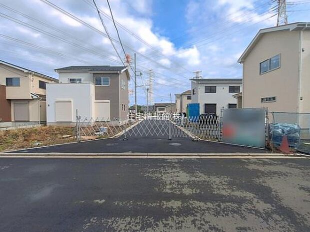 前面道路を含めた現地写真です。