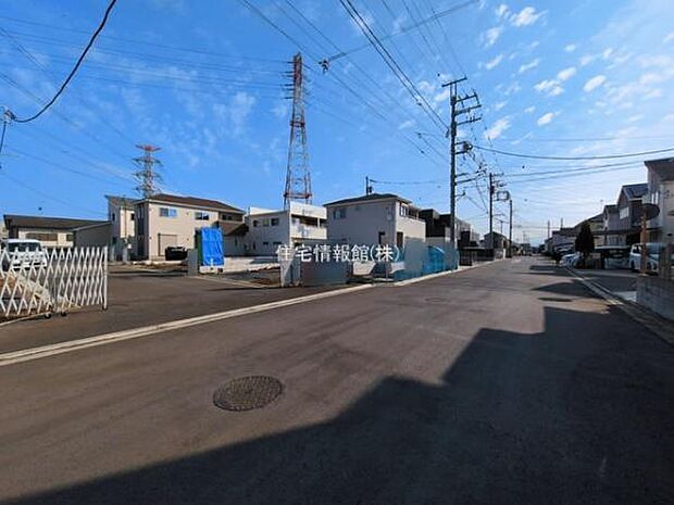 前面道路を含めた現地写真です。