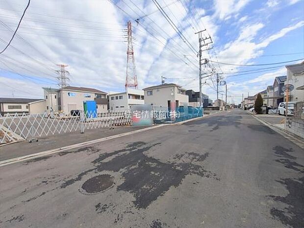 前面道路を含めた現地写真です。