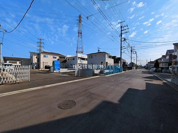 前面道路を含めた現地写真です。