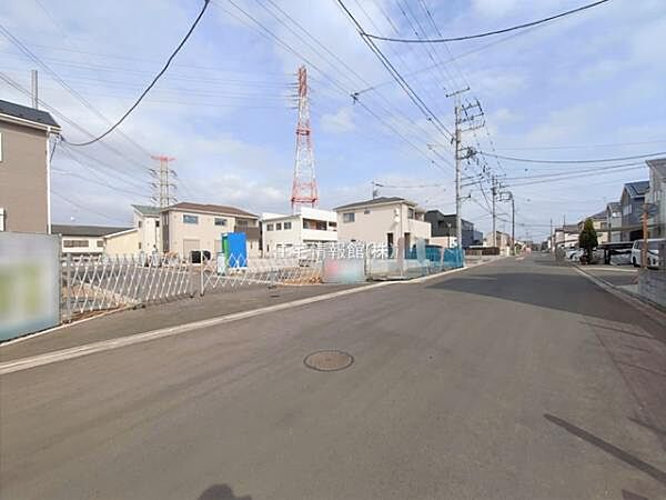前面道路を含めた現地写真です。