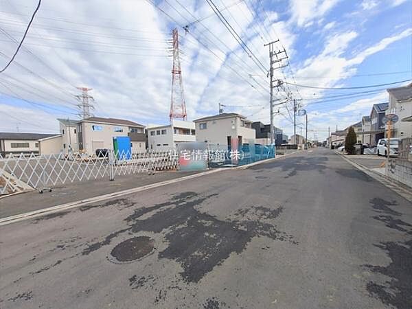 前面道路を含めた現地写真です。
