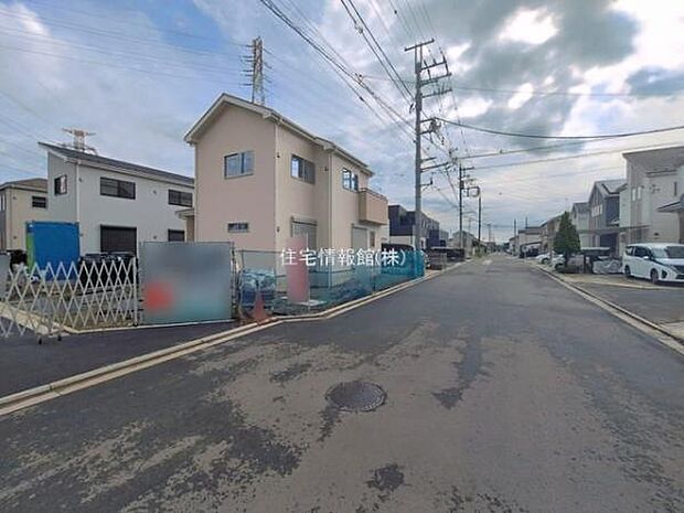 前面道路を含めた現地写真です。