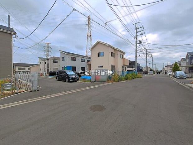 前面道路を含めた現地写真です。