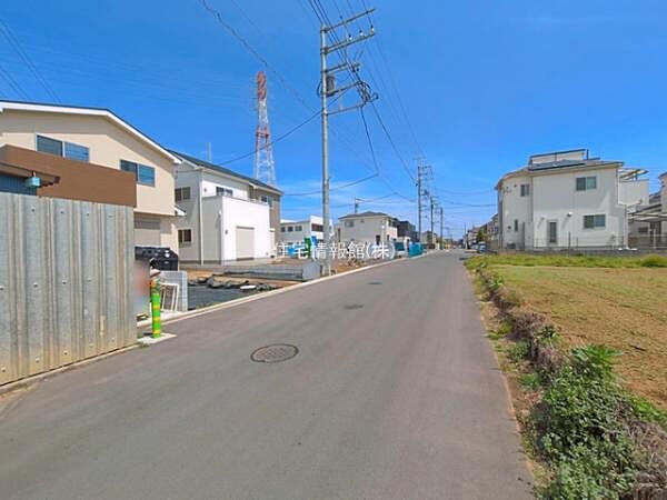 前面道路を含めた現地写真です。