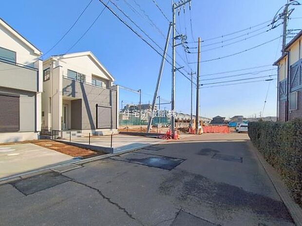 前面道路を含めた現地写真です。