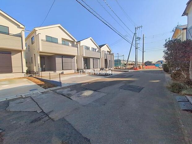 前面道路を含めた現地写真です。