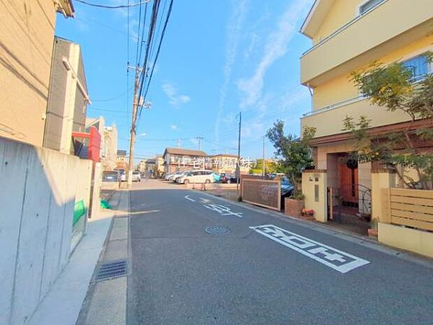 前面道路を含めた現地写真です。