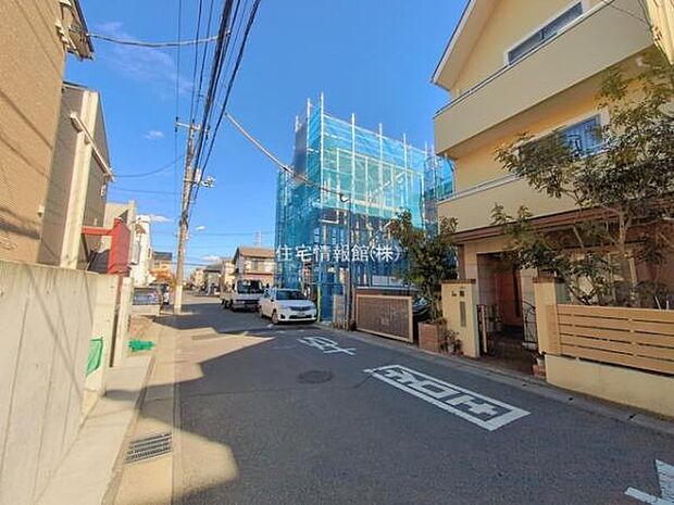 前面道路を含めた現地写真です。