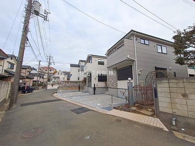 前面道路を含めた現地写真です。