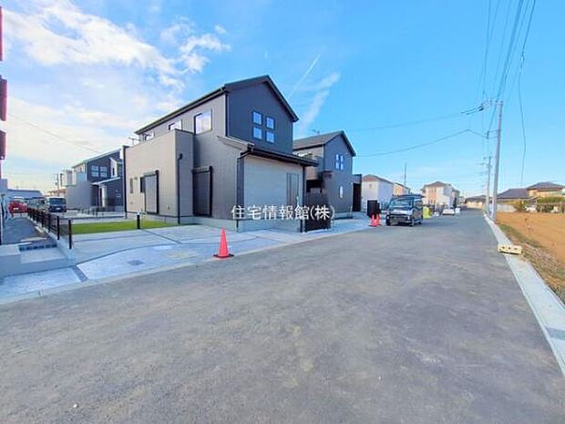 前面道路を含めた現地写真です。