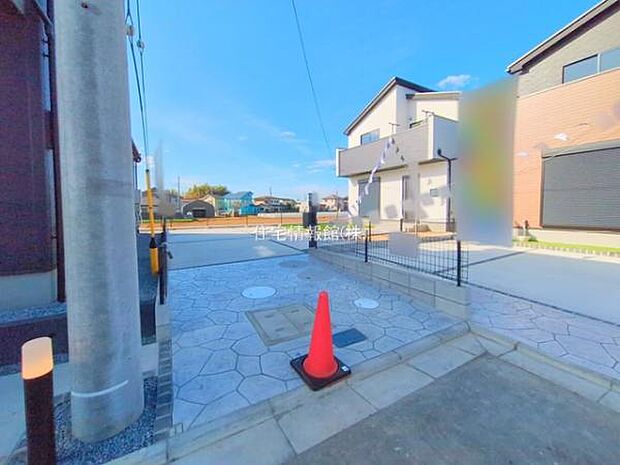 前面道路を含めた現地写真です。