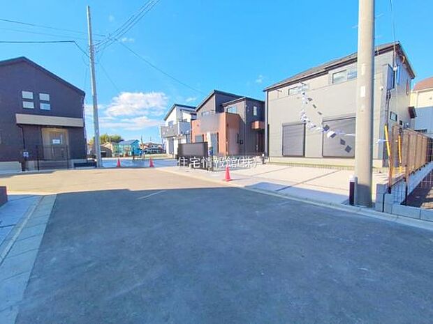 前面道路を含めた現地写真です。