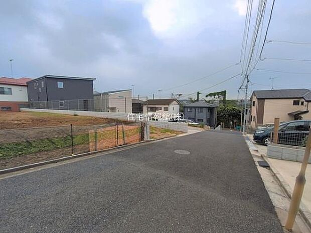 前面道路を含めた現地写真です。