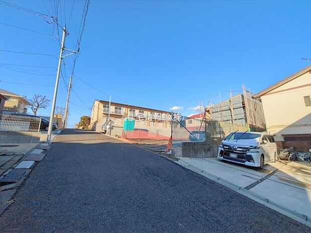 前面道路を含めた現地写真です。