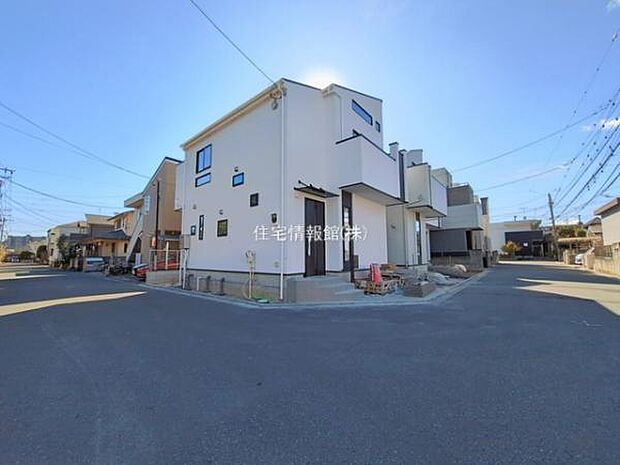 前面道路を含めた現地写真です。