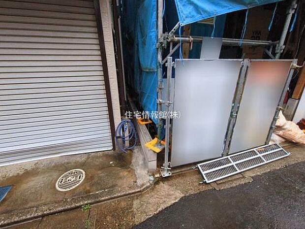 前面道路を含めた現地写真です。