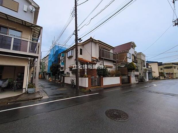 前面道路を含めた現地写真です。