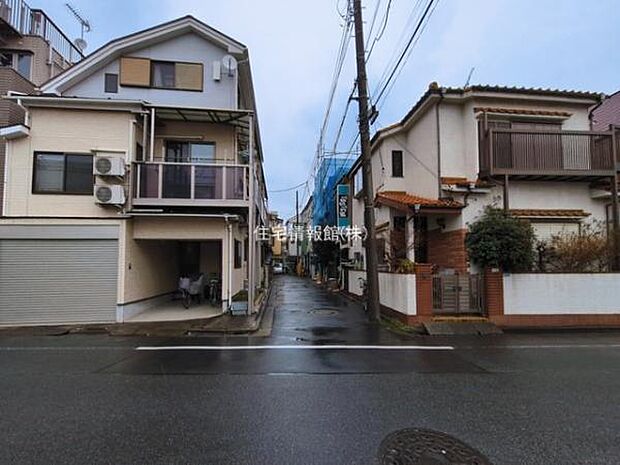 前面道路を含めた現地写真です。