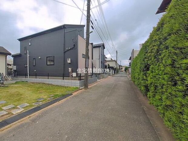 前面道路を含めた現地写真です。